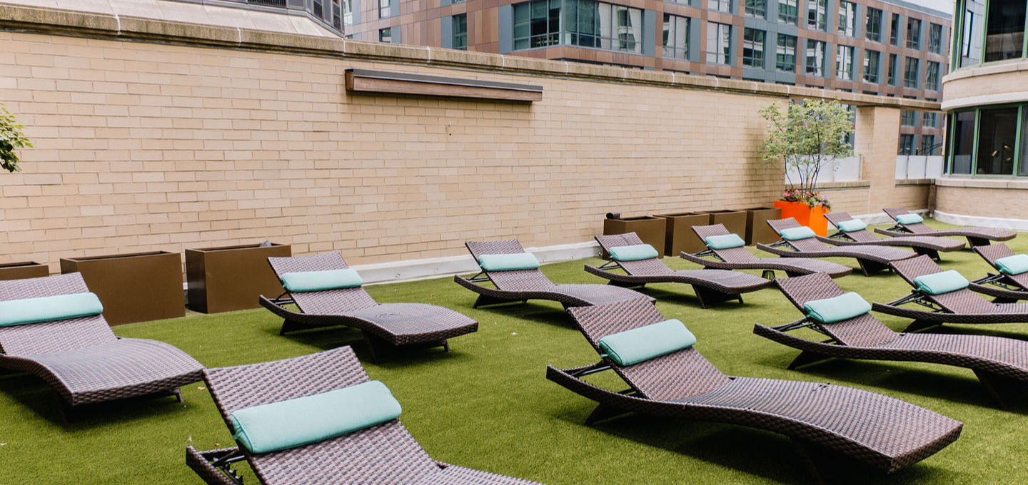 420 E Ohio Apartments Rooftop Chairs